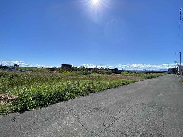 【前面道路】本件正面は河川敷である為、将来的に建物が建つ心配が少なく、日当たり・通風良好です。