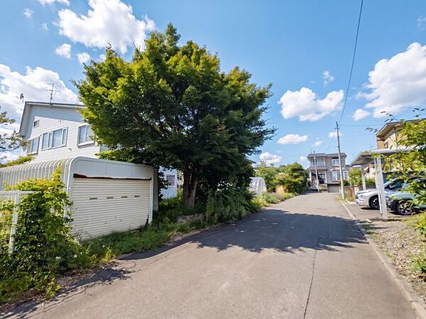 【現地土地写真】小中学校が近くお子様の通学も安心です。2面道路で開放感と通風に恵まれています。