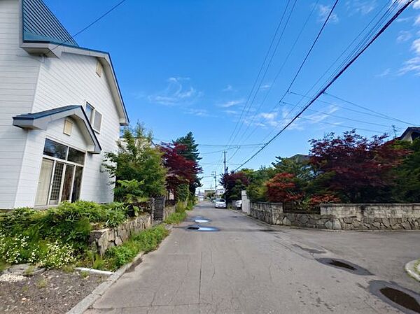 【前面道路】2つの公道に接し複数台の駐車も楽々です。建築条件なしで自由なプランが叶います。