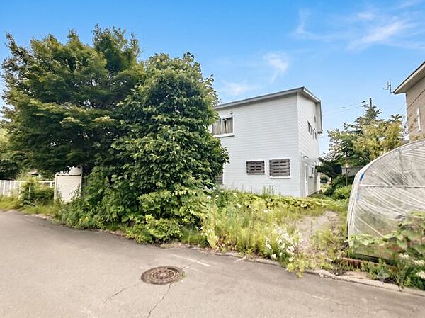 【前面道路】敷地面積約97坪のゆとりある敷地です。前後の道路を活かした贅沢な動線が作れます。