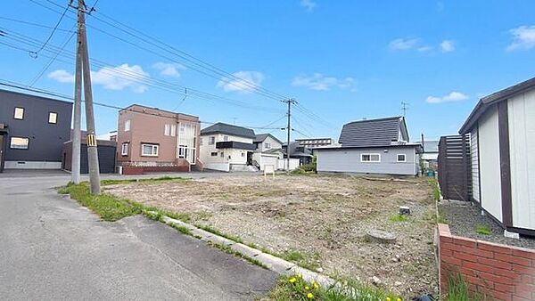 多用途で活用できる角地。複数台の駐車スペースや趣味を楽しめるお庭など、理想の計画を実現できます。