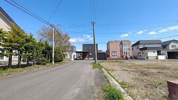 広々約8m幅の前面道路に面し、開放感のある立地が魅力。穏やかな街並みで快適な新生活を始められます。