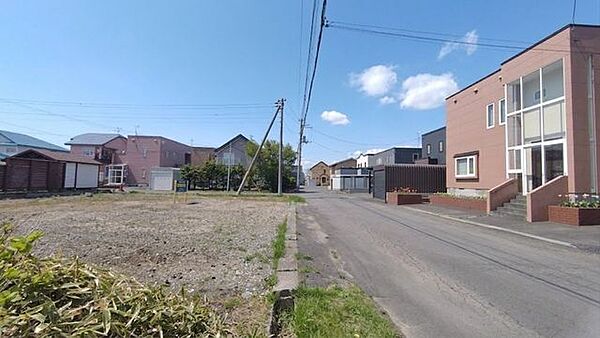 前面道路は見通しが良く、車の移動も快適。遊具の他に多目的広場やテニスコートもある東公園が徒歩3分。