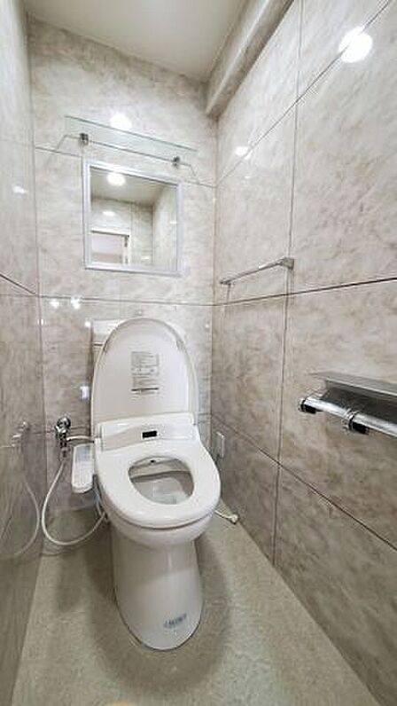 【トイレ】写真はCG加工を施しています。大理石調の壁が印象的なトイレです。