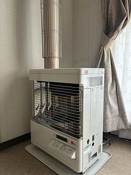 【暖房】リビングに設置されたストーブです。寒い冬の季節でもパワフルにお部屋全体を暖めてくれます。