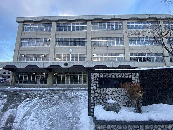 札幌市立柏丘中学校 1273m