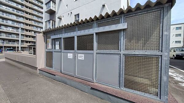 【ゴミステーション】敷地内に頑丈な屋根・囲い付きのゴミステーションが完備