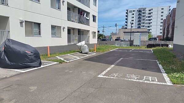 【来客者駐車場】敷地内に来客用の駐車スペースが完備されています。