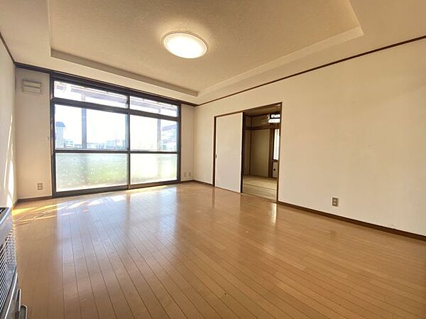 【リビング】引き戸を開放すれば隣接する和室と一体利用が可能。