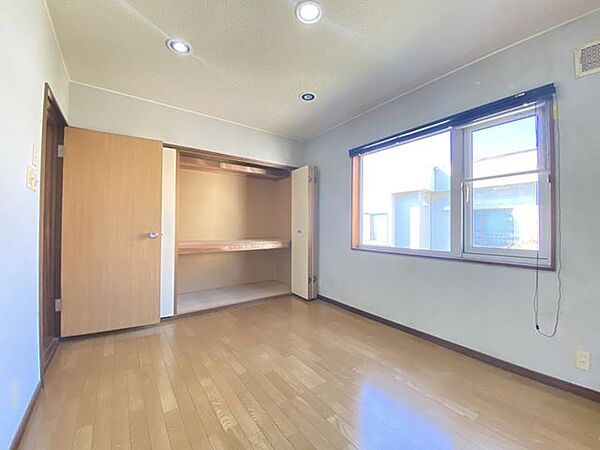 【洋室】大きな窓から自然光が差し込む心地よいお部屋。