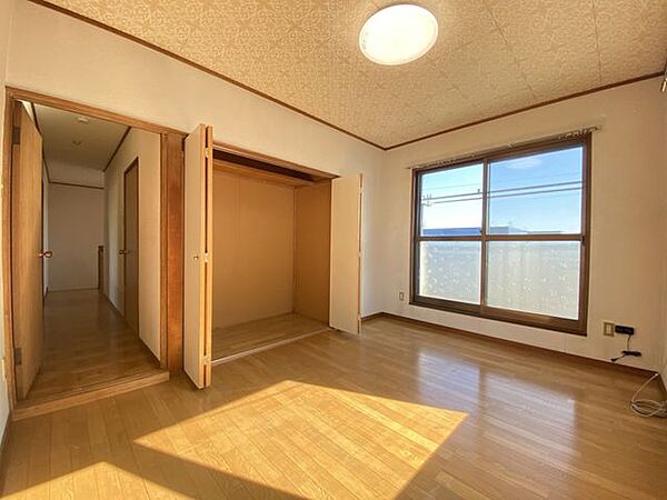 【洋室】大きなクローゼットを備えた使い勝手の良い洋室。衣類や季節の荷物をまとめて収納できます。