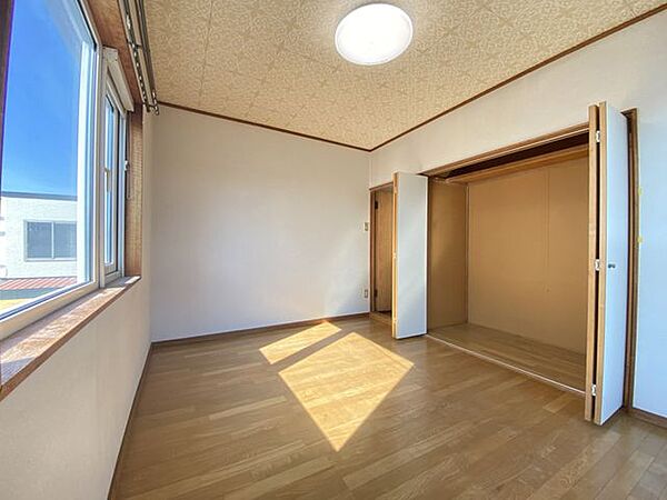 【洋室】ワイドな大型クローゼットを備えた収納力豊富な一室。お部屋を広くすっきりと保てます。