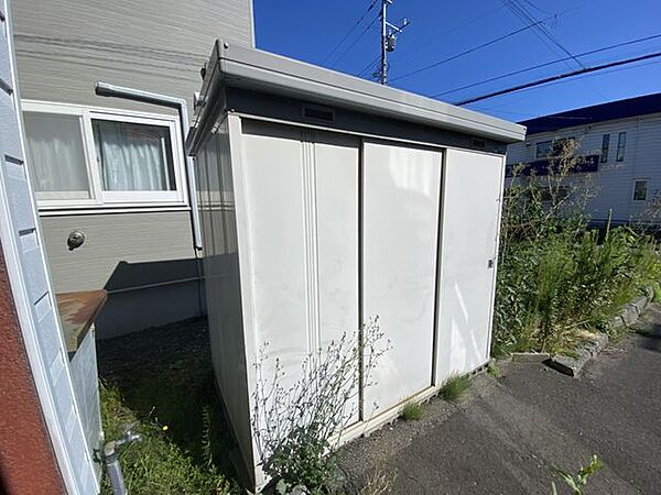 【物置】敷地内に大型の屋外物置を完備。