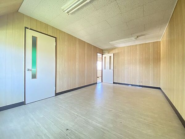 【2階洋室】広々とした空間で事務所や執務室、休憩室に最適な一室