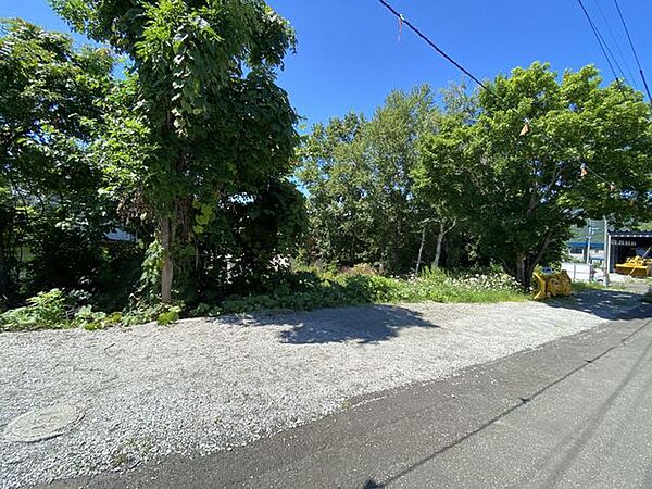 【現地】石山通へのアクセスが良好で、買い物施設や郵便局も利便性の高い立地。