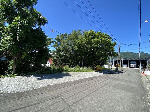 【現地】間口約10m・約53坪の自由度の高い敷地。建築条件がなくゼロから理想の家づくりを楽しめます。