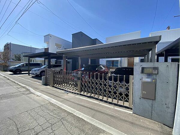 スタイリッシュな外観とゆとりあるカーポートが魅力。住まいの快適さと機能性を兼ね備えた一邸です。
