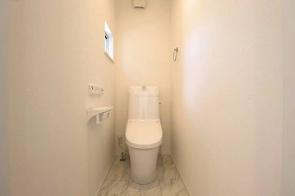清潔感のあるトイレ空間。窓付きで換気もしやすい設計です。