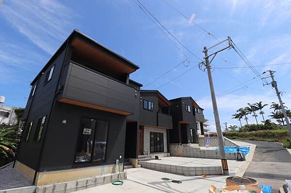 前面道路の様子。車の出入りや周辺環境を現地でご確認いただけます。
