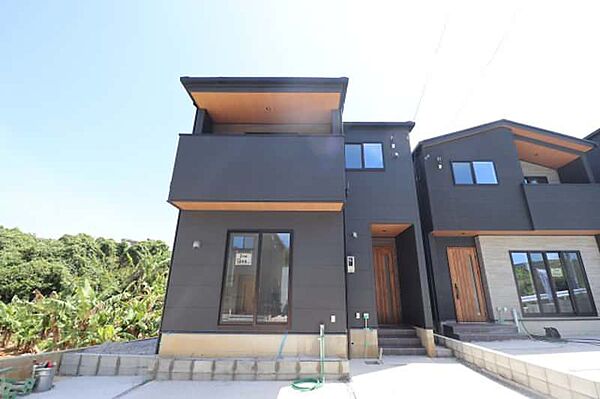 現地外観写真。落ち着いたデザインで街並みにも調和する住まいです。