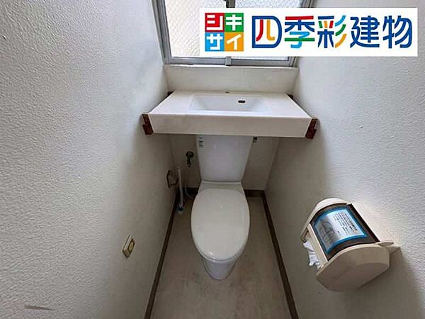 2階にもトイレがあり日常動線を支えます（画像加工済。現況は現地にてご確認ください。）