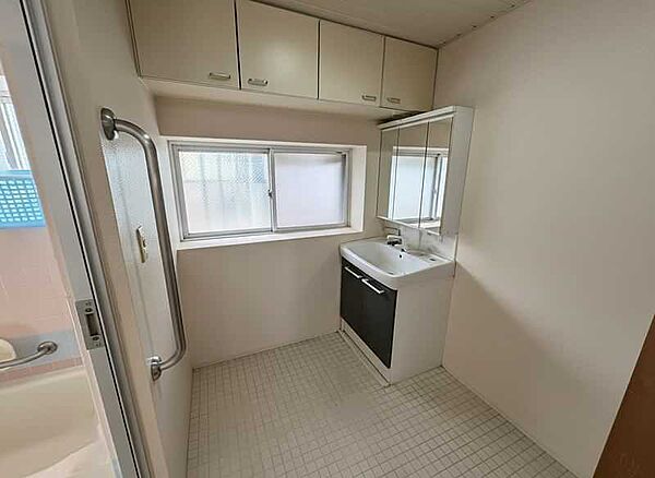 洗面台と洗濯機置場がまとまった洗面室（画像加工済。現況は現地にてご確認ください。）