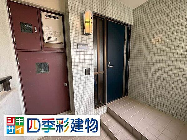 玄関ポーチ付きで戸建てのような雰囲気があります