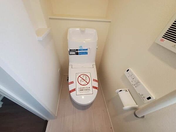 手洗い付きのトイレ空間です