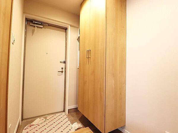 すっきりとした玄関スペース。？収納もあり使いやすい空間です。
