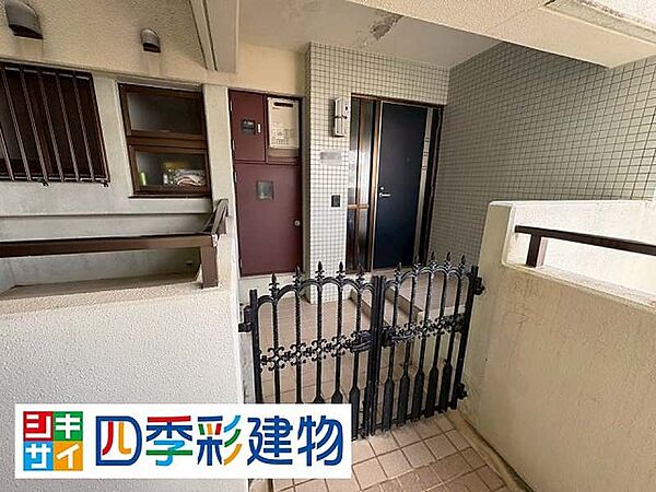 門扉のある玄関ポーチ