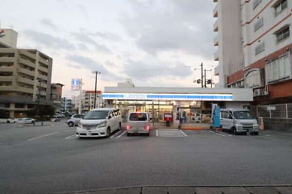 【コンビニエンスストア】ローソン 那覇天久店まで181ｍ