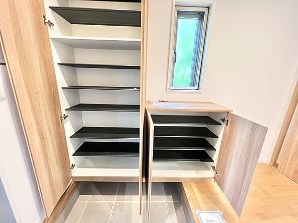 玄関収納が充実♪ ご家族の靴や日用品もすっきり整理♪
