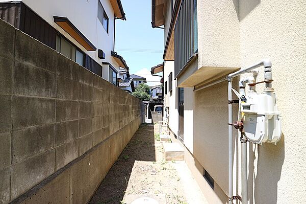 建物側面。キッチン横の勝手口から出られます
