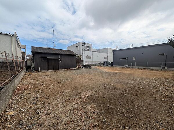 北西側から敷地を望む