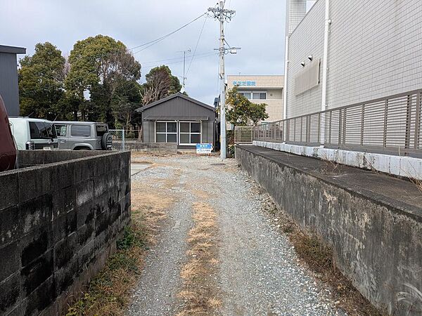 私道側から物件を望む