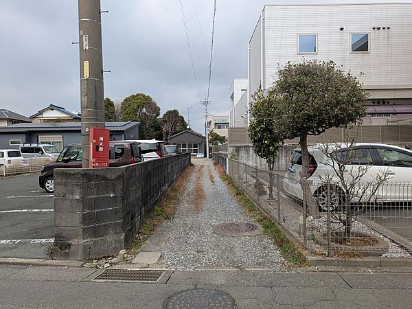 南側公道から物件を望む
