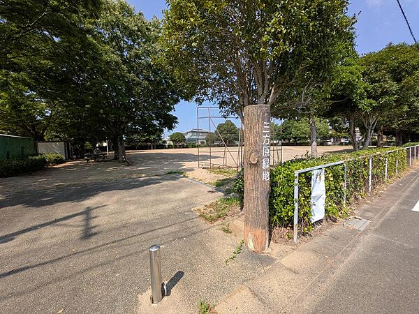 道路を挟んで三方原緑地になります
