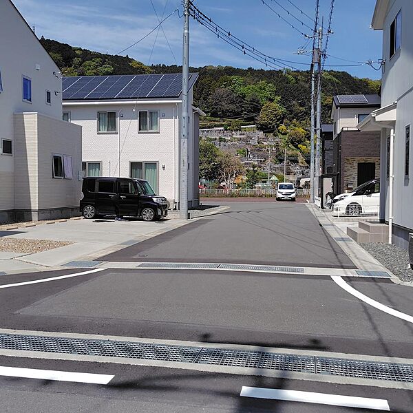 南側より。　黒い軽自動車の向こう側。