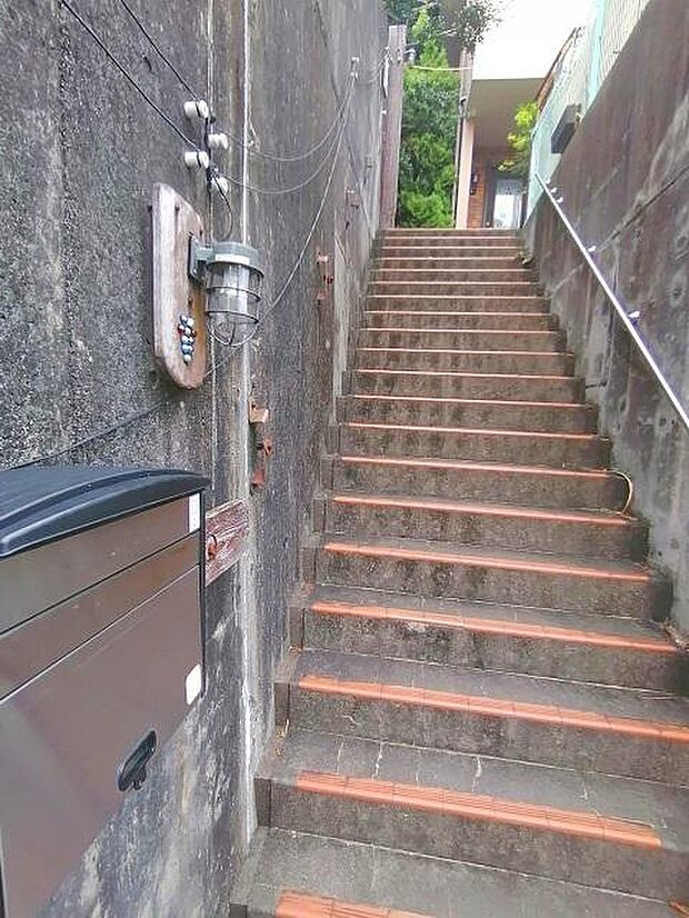 玄関に続く階段です。隣地より一段高いためプライバシーが保たれ、人目を気にせず生活することが出来ます。