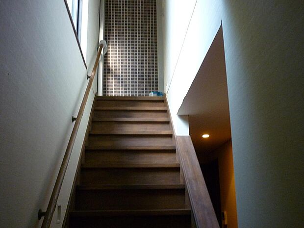 玄関から2階への階段