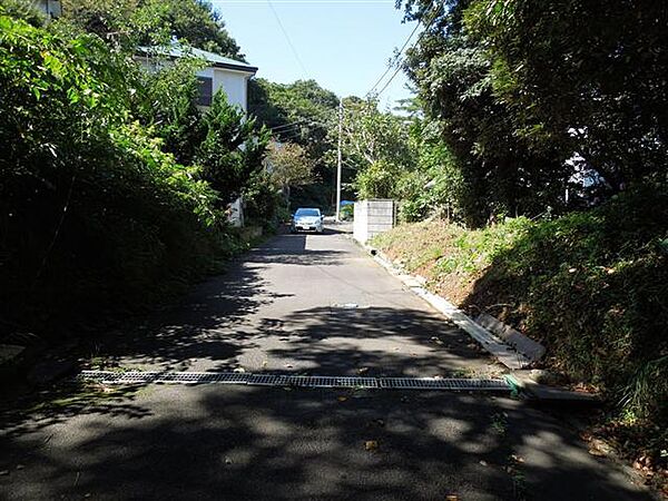 東南側道路からは段差があります