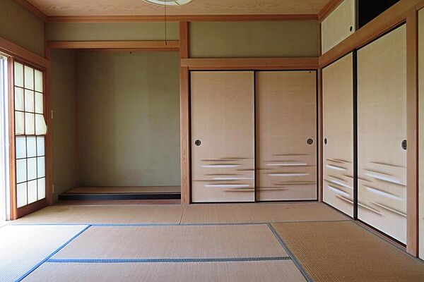 1階8帖和室・床の間付き