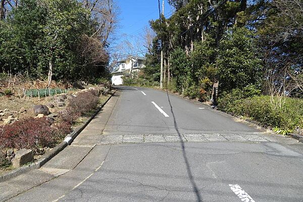 北東側道路（幅約6ｍ）分譲地のメイン道路