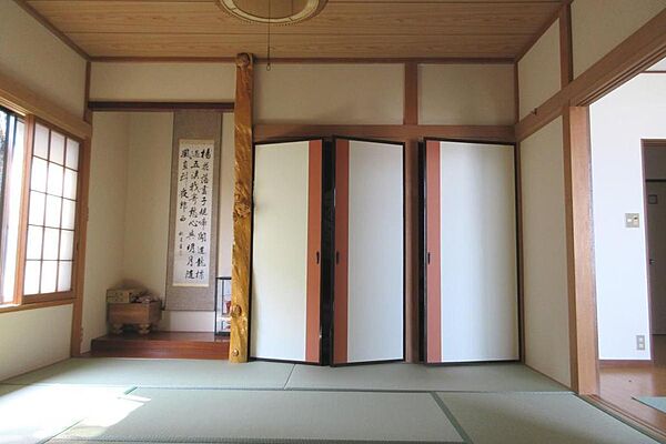 8帖和室床の間と押入れ