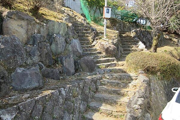 道路から外階段を上がって玄関です