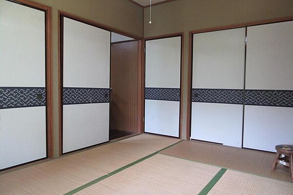 西側和室の押入れ