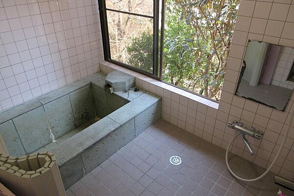 石張りのお風呂（温泉引き込み済み・現在温泉休止中）