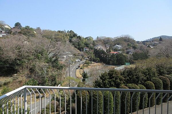 ダイニングやバルコニー、和室から山風景