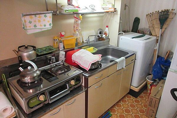 キッチン、奥に洗濯機置き場