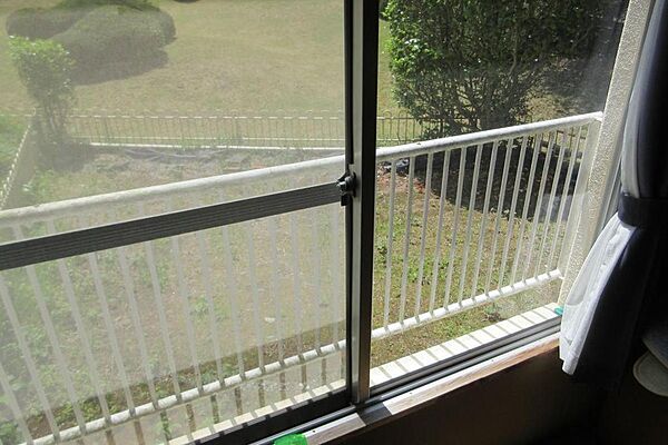 和室からも専用庭や借景が見えます